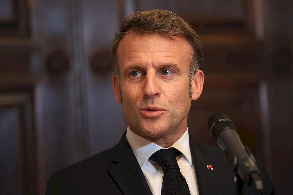 قرار ماكرون فرض تأشيرة دخول على الدبلوماسيين الجزائريين يثير تفاعل رواد مواقع التواصل