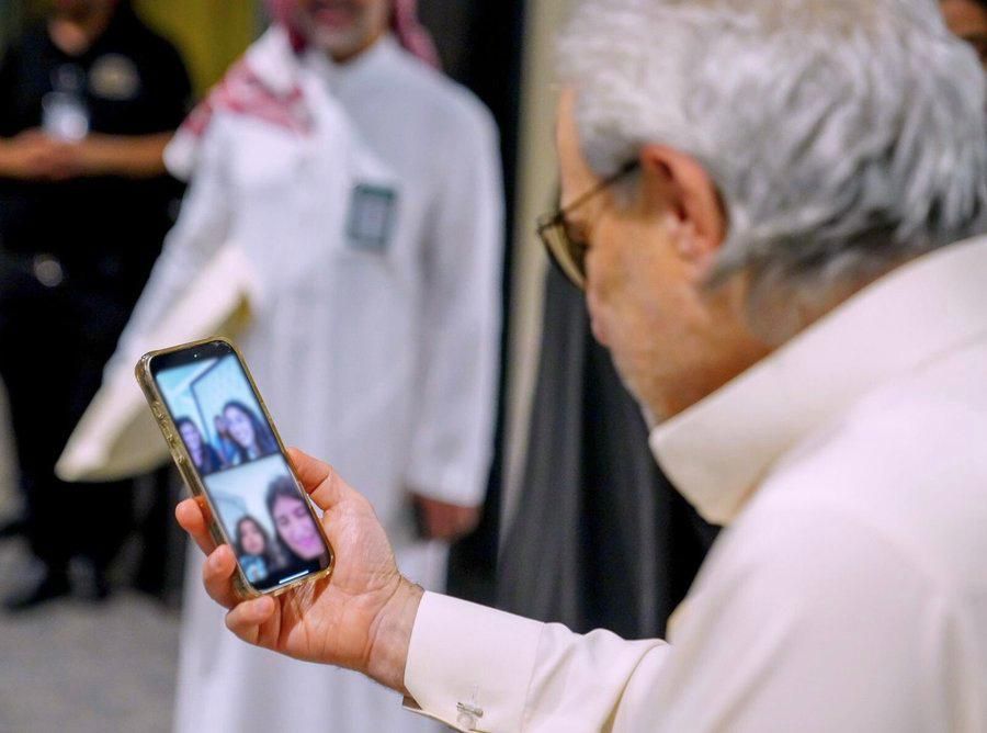 الأميرة ريم تشارك لحظة عائلية مع والدها : أبوي الوليد حاضر لحفيداته..صورة