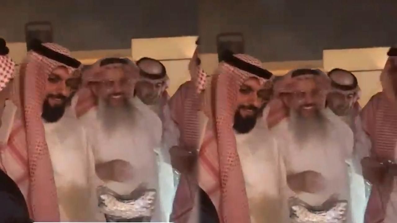 حميدان التركي‬⁩ بالثوب والشماغ بعد 20 عامًا قضاها بالسجون الأمريكية.. فيديو