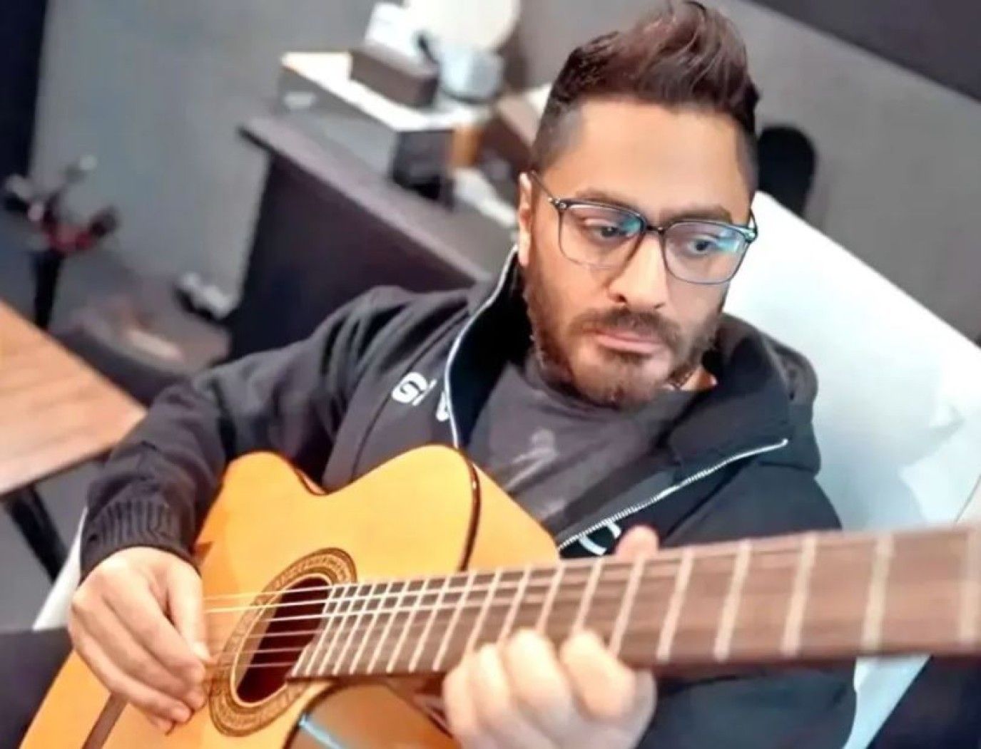 قبل حفله بساعات.. الجمهور اللبناني يستقبل تامر حسني بالرقص والغناء