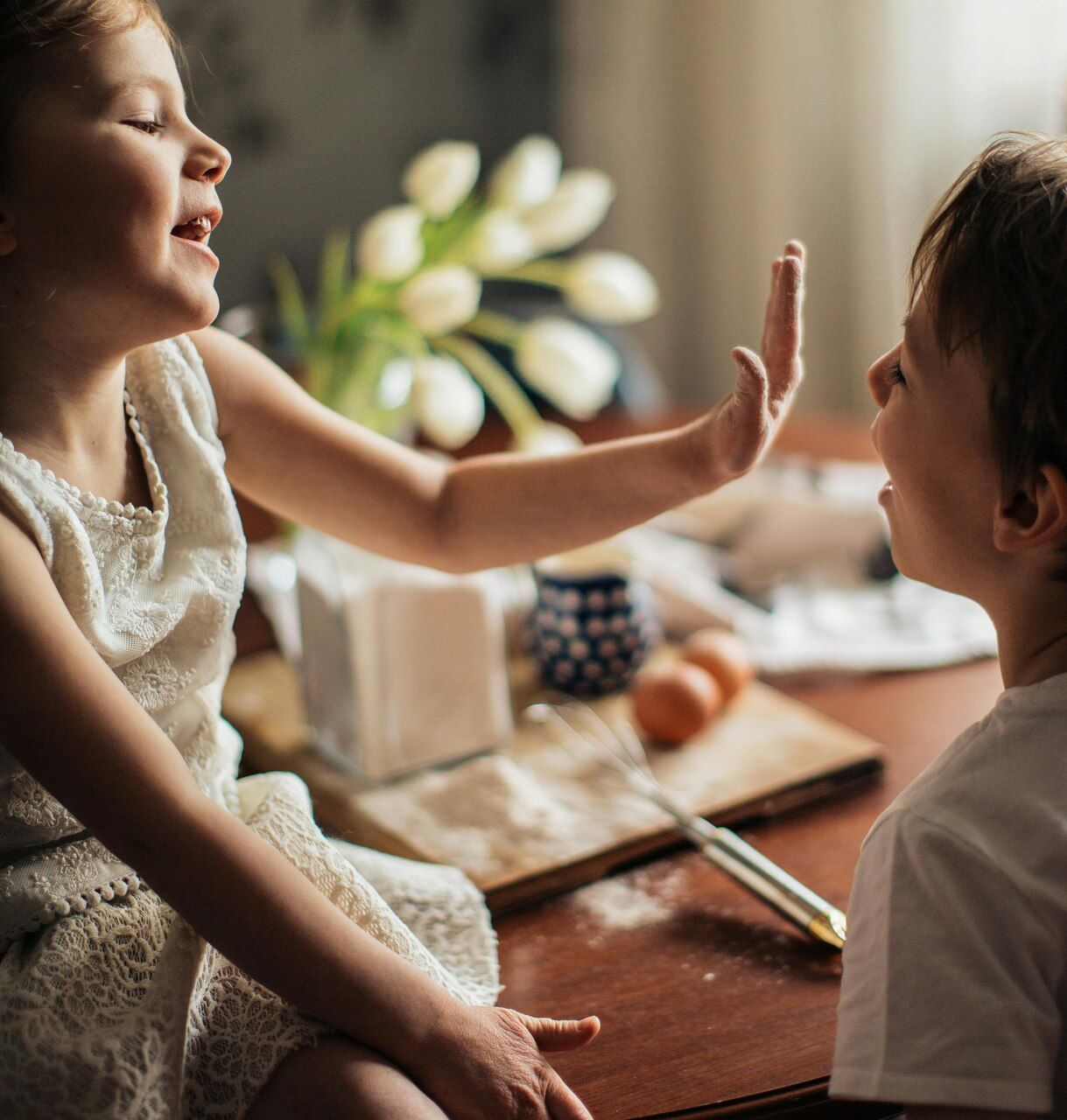 مغامرات الأطفال الكارثية في المطبخ.. تجارب على ألسنة الأمهات