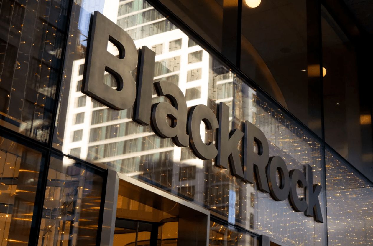 بلاك روك تستبعد صناديق XRP وSOL رغم انتهاء قضية شركة الريبل مع هيئة SEC