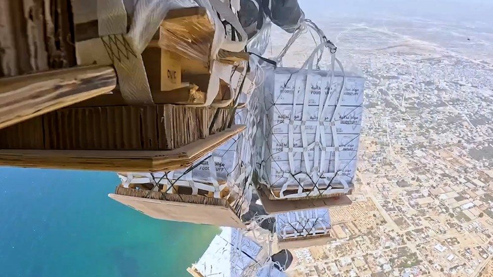 الإمارات تنفذ الإنزال الجوي الـ67 للمساعدات على غزة