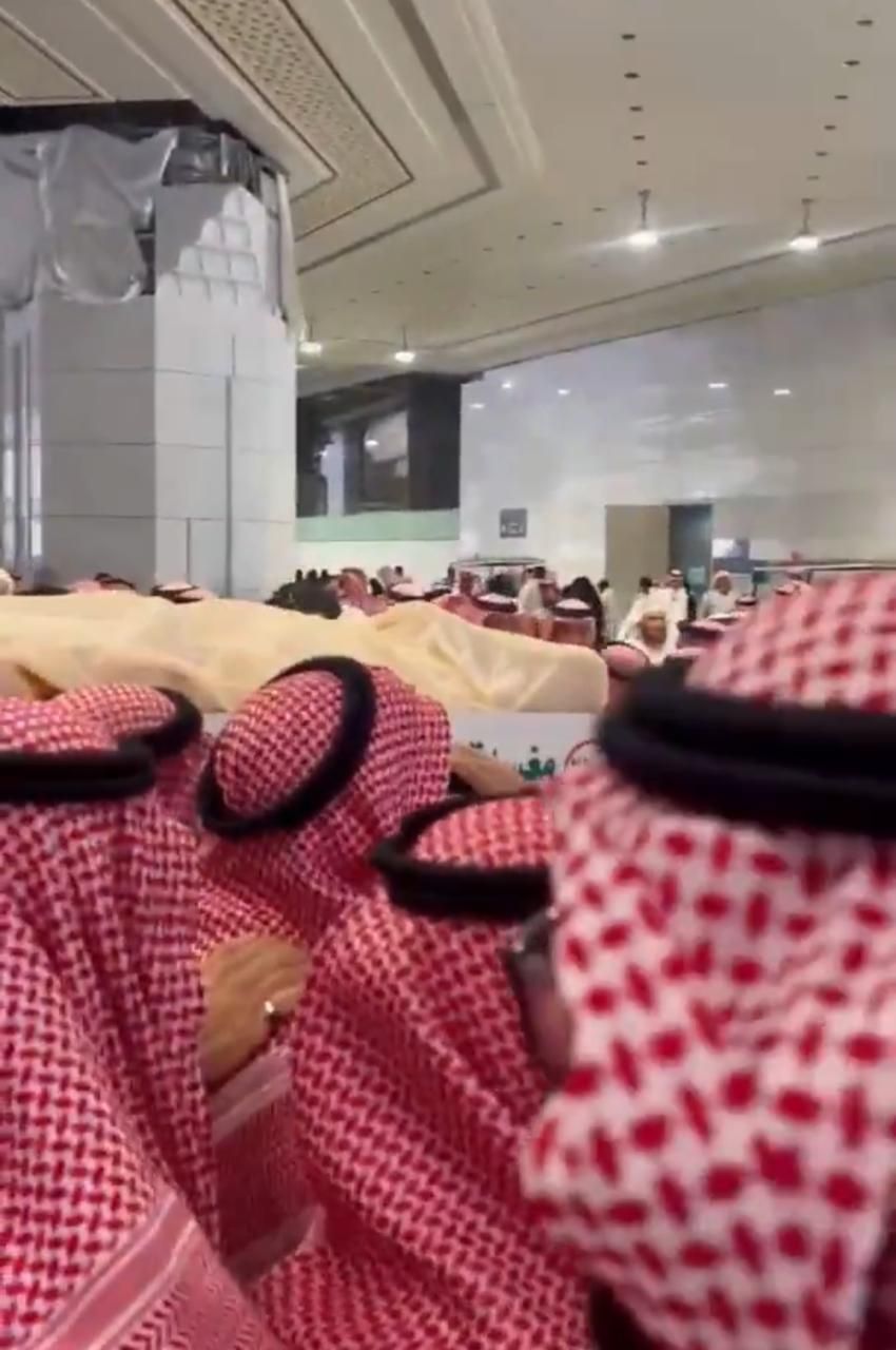 تشييع جثمان محمد القاسم بعد الصلاة عليه في المسجد الحرام في مشهد مهيب.. فيديو وصور