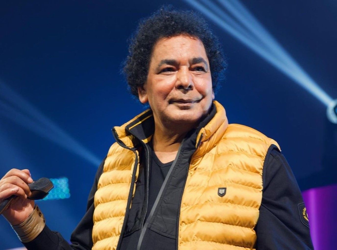 أول ظهور لمحمد منير بعد خروجه من المستشفى .. وهذه تفاصيل حالته الصحية