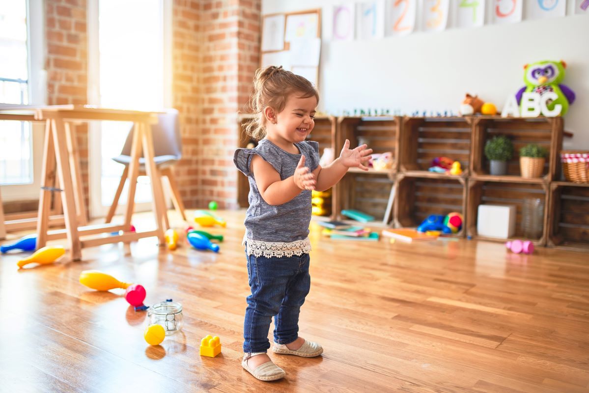 لماذا يُكثر الرضيع من التصفيق عندما يبلغ شهره العاشر خصوصاً؟