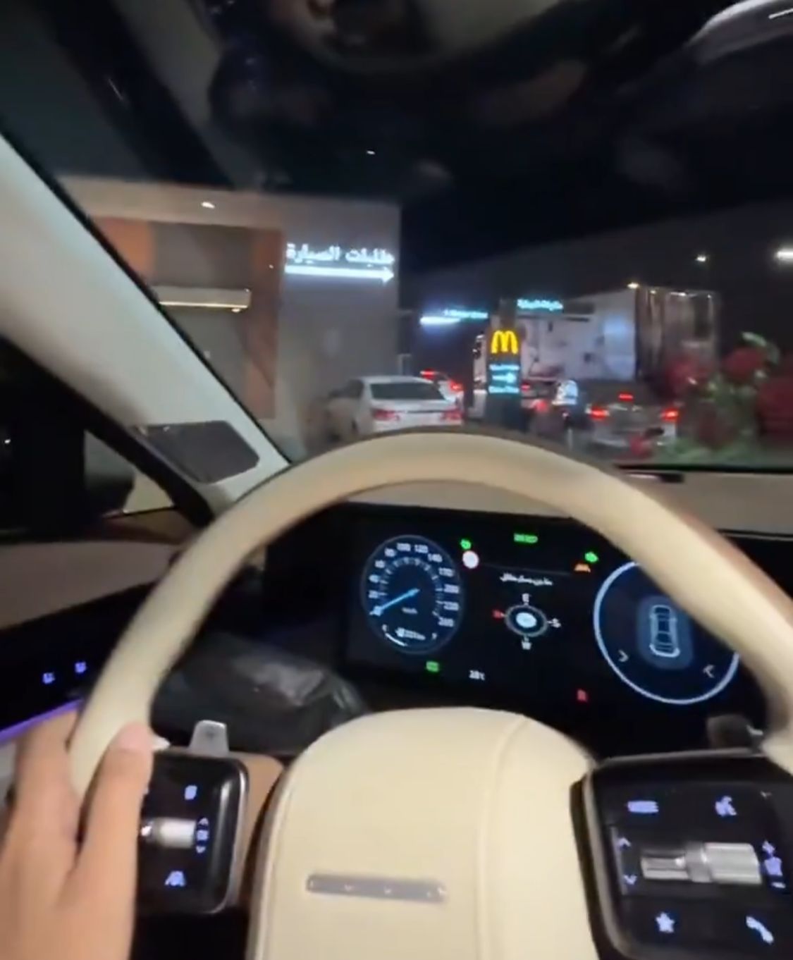 عريس يثير الجدل بعد مغادرته قاعة الزفاف إلى ماكدونالدز: كنت جوعان .. فيديو