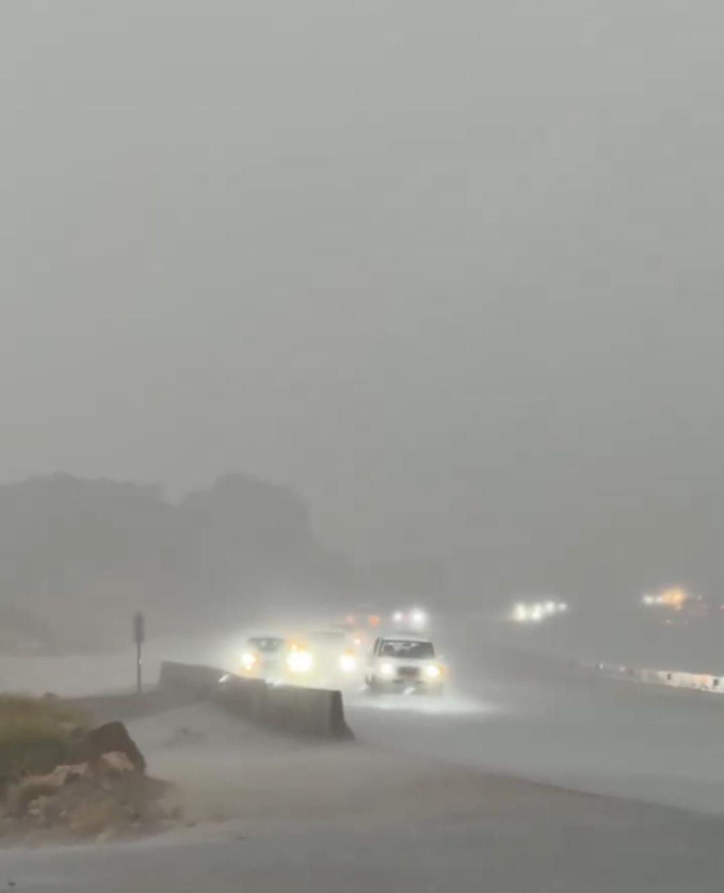 أمطار غزيرة وعواصف رعدية تضرب جنوب الطائف .. فيديو