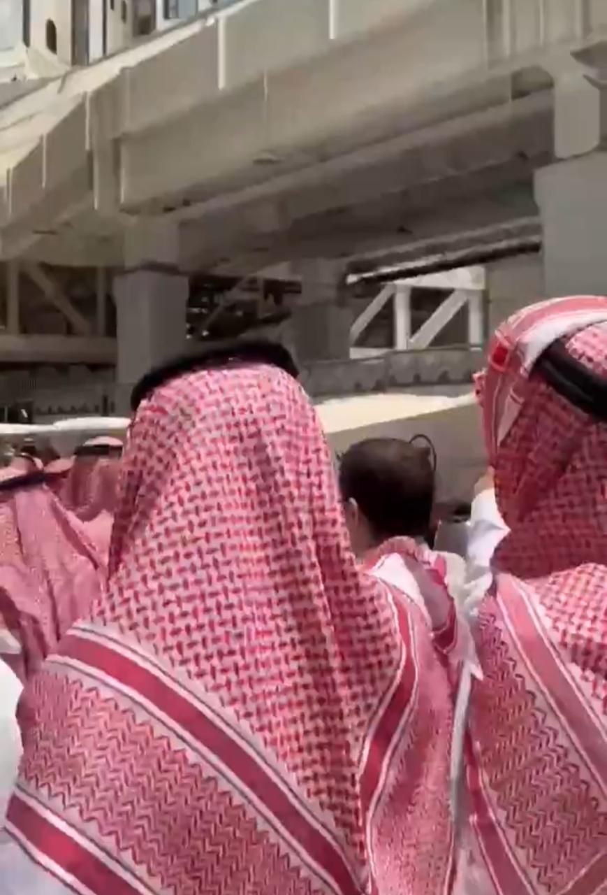 تشييع جثمان محمد القاسم بعد الصلاة عليه في المسجد الحرام في مشهد مهيب.. فيديو وصور