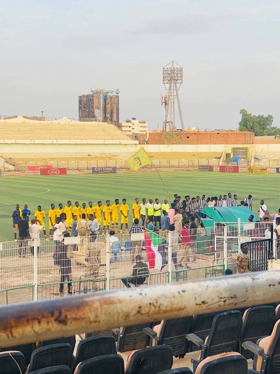 شاهد بالصور والفيديو.. وسط حضور جماهيري مقدر العافية تعود لشيخ الإستادات السودانية.. إستاد الخرطوم يشهد مباراة كرة قدم لأول مرة منذ إنلاع الحرب