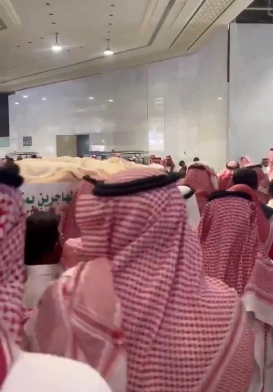 تشييع جثمان محمد القاسم بعد الصلاة عليه في المسجد الحرام في مشهد مهيب.. فيديو وصور