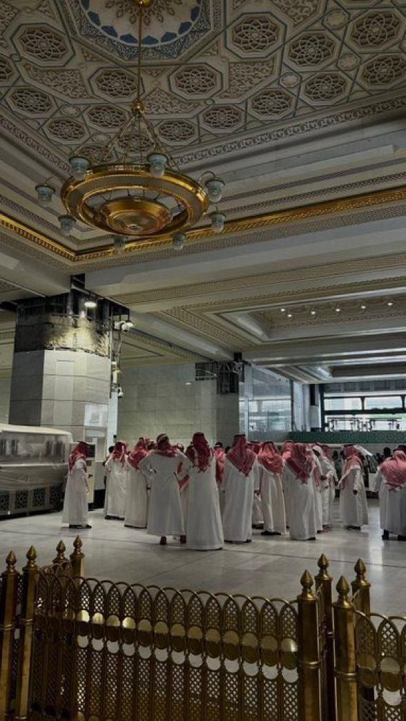 تشييع جثمان محمد القاسم بعد الصلاة عليه في المسجد الحرام في مشهد مهيب.. فيديو وصور