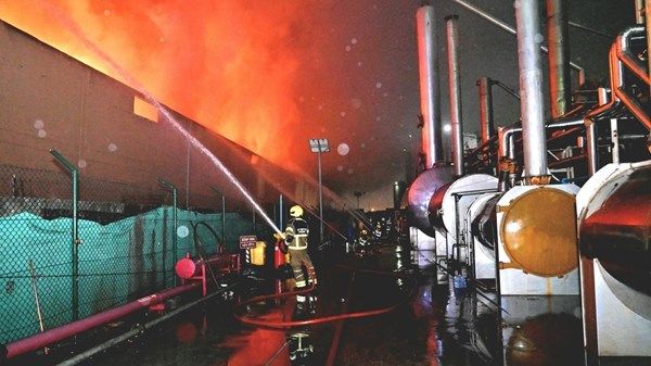 "الطوارئ والأزمات" في الشارقة: السيطرة على حريق مستودع