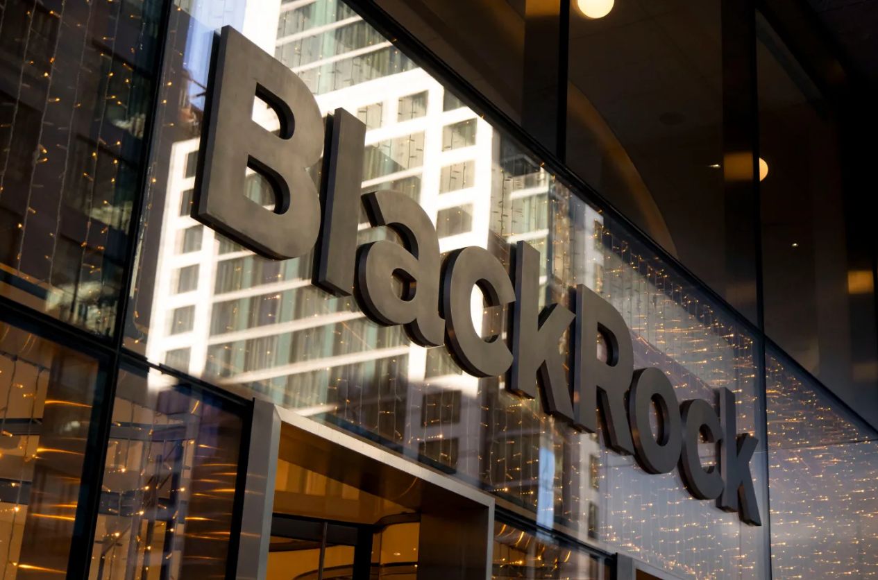 بلاك روك تستبعد صناديق XRP وSOL رغم انتهاء قضية شركة الريبل مع هيئة SEC