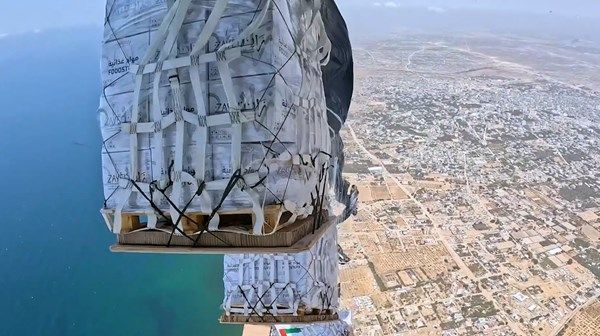 الإمارات تنفذ الإنزال الجوي الـ67 للمساعدات على غزة