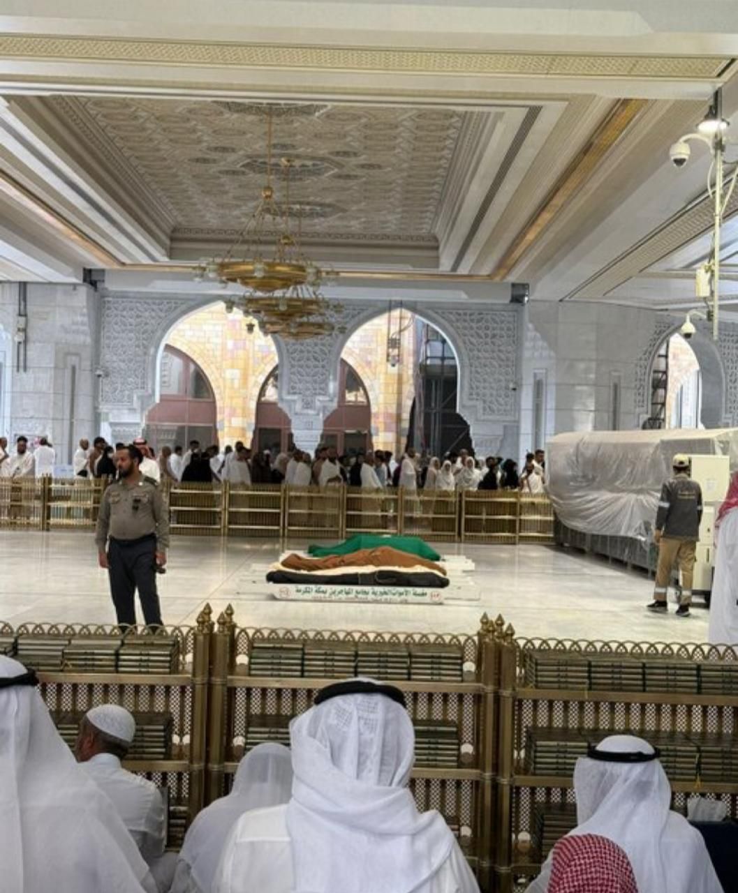 تشييع جثمان محمد القاسم بعد الصلاة عليه في المسجد الحرام في مشهد مهيب.. فيديو وصور