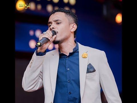 شاهد بالفيديو.. عريس الوسط الفني “البندول” يدندن لحسناء سودانية في الشارع العام