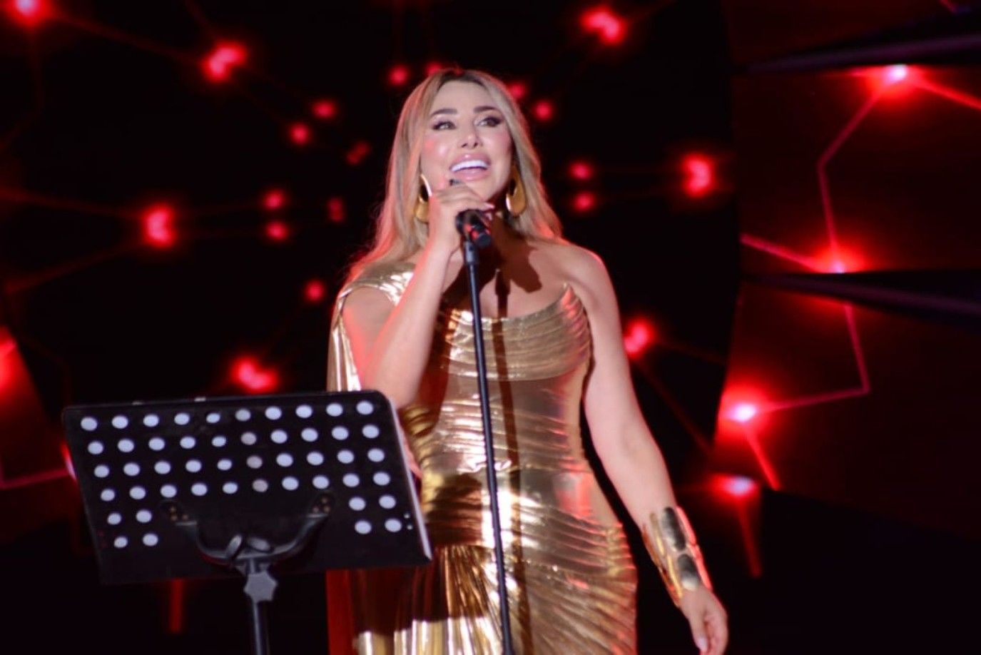 بعد سنوات من الغياب.. نجوى كرم تسطع على مسرح قرطاج بمزيج من الأغاني الجديدة والقديمة والتراثية