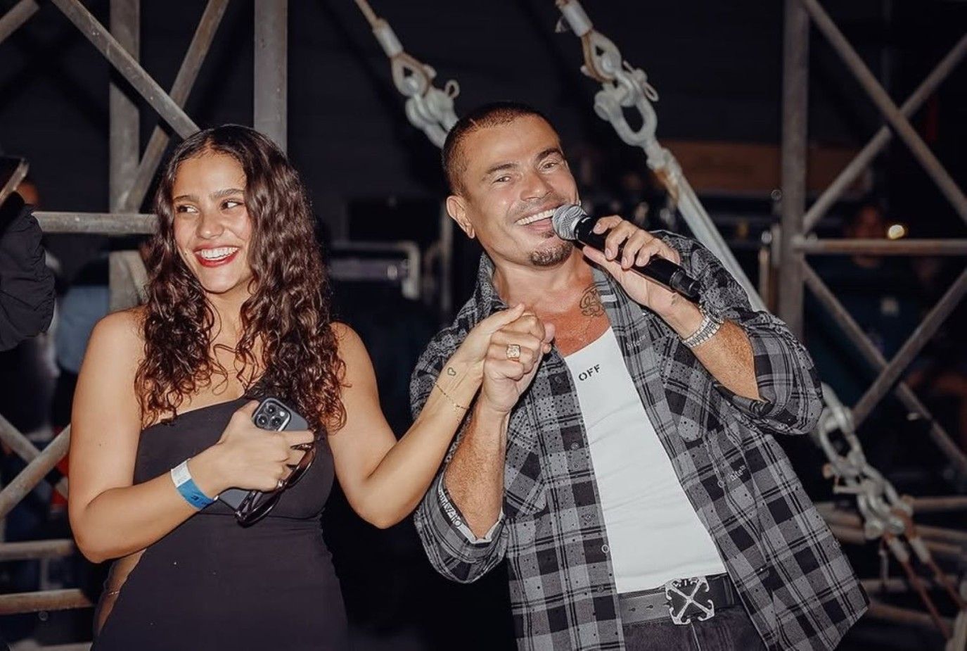 لقطة عائلية دافئة لعمرو دياب مع جانا وكنزي تشعل أجواء الصيف