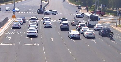 من اليوم.. هذا الشيء ممنوع على سائقين أبوظبي وغرامة 800 درهم في انتظارهم!