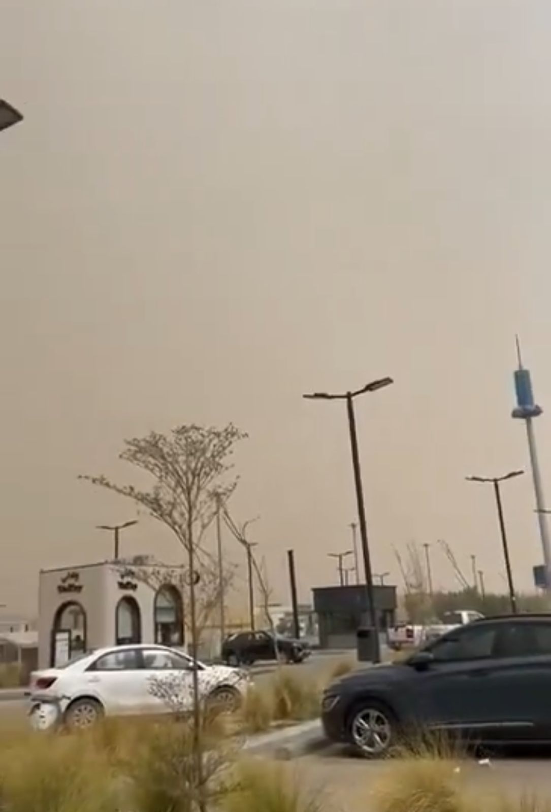 أمطار خفيفة تنعش أجواء مطار الملك خالد الدولي.. فيديو وصور