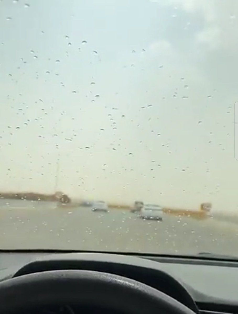 أمطار خفيفة تنعش أجواء مطار الملك خالد الدولي.. فيديو وصور