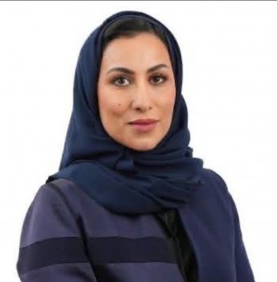 من هي منى العجمي.. السعودية التي كسرت القوالب وتولت منصب المتحدث الرسمي لوزارة التعليم