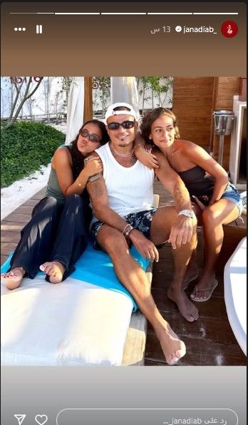 لقطة عائلية دافئة لعمرو دياب مع جانا وكنزي تشعل أجواء الصيف