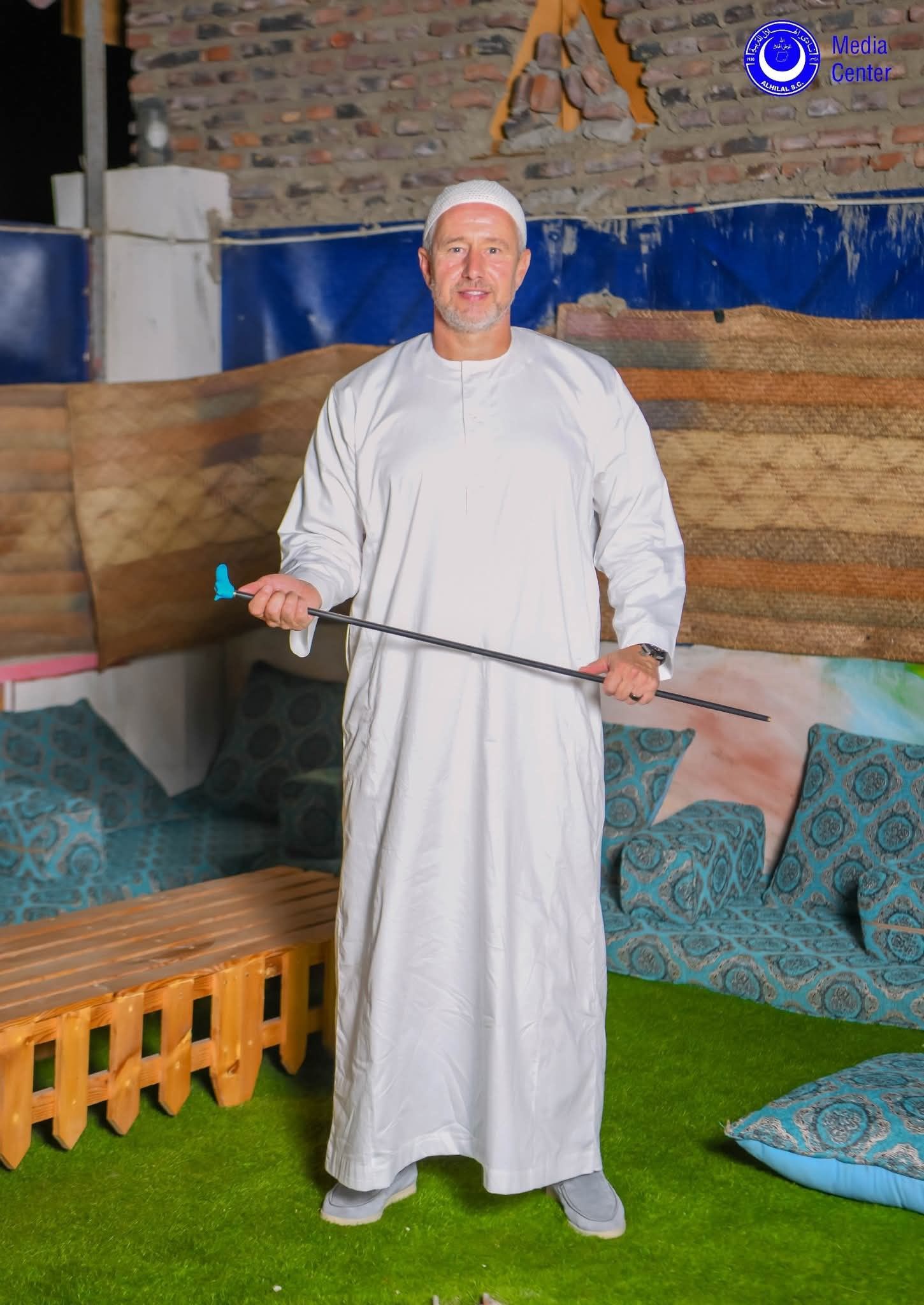 شاهد بالصور.. روماني الهلال يفاجئ جماهير فريقه بعد توقيع العقد ويظهر بالزي القومي السوداني