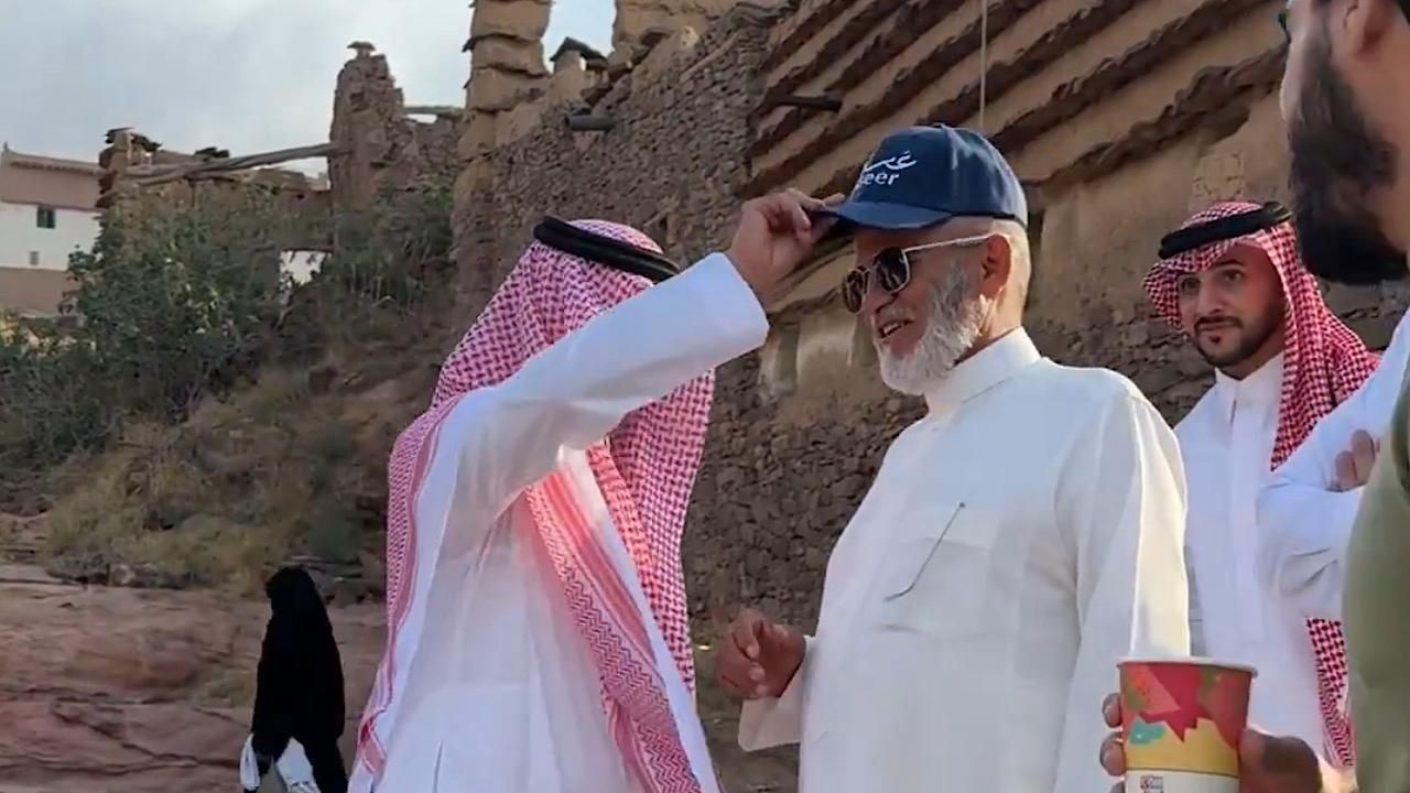 صدفة لا تُنسى .. سياح يعبرون عن سعادتهم بلقاء وزير السياحة في عسير.. فيديو