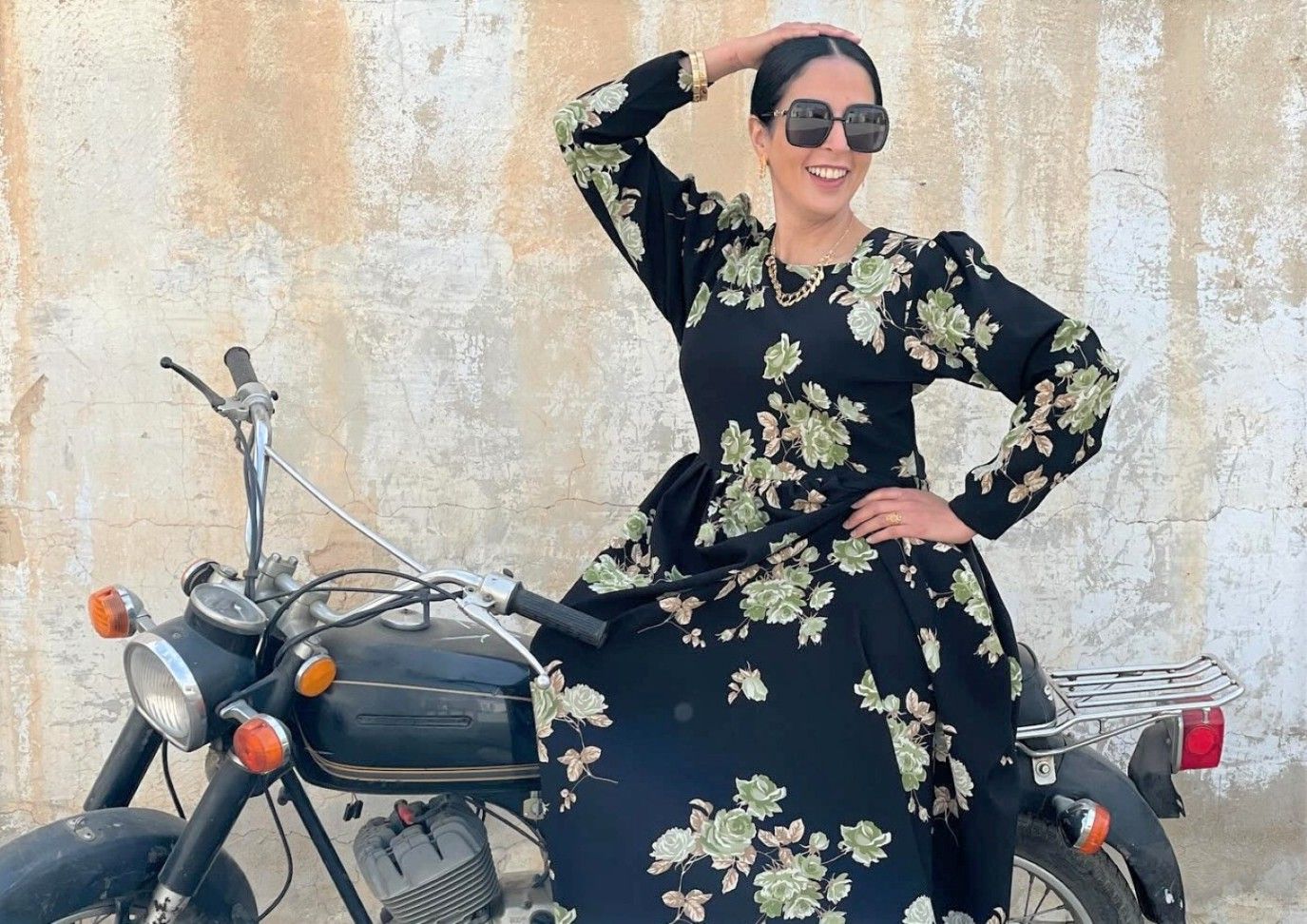 عائشة كاي تشارك جمهورها صوراً من كواليس مسلسل عايشين معانا وهكذا تعلق