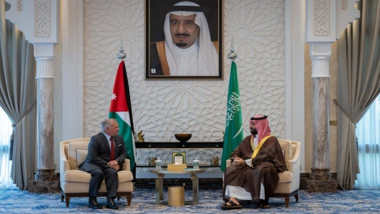 ملك الأردن يصل نيوم وسمو ولي العهد في مقدمة مستقبليه.. فيديو