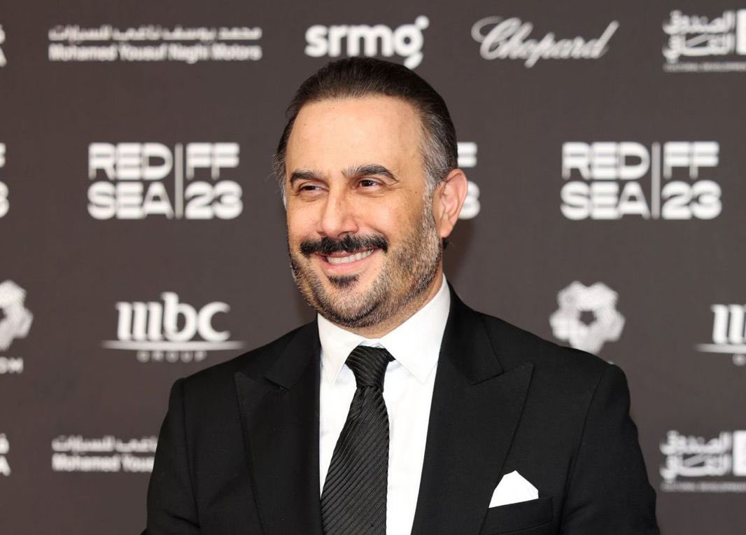 بالصور- قصيّ خولي يحتضن “الحبّ الّذي لا ينتهي”… لحظة مميّزة تسرق القلوب