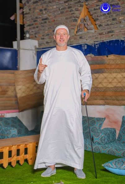 شاهد بالصور.. روماني الهلال يفاجئ جماهير فريقه بعد توقيع العقد ويظهر بالزي القومي السوداني