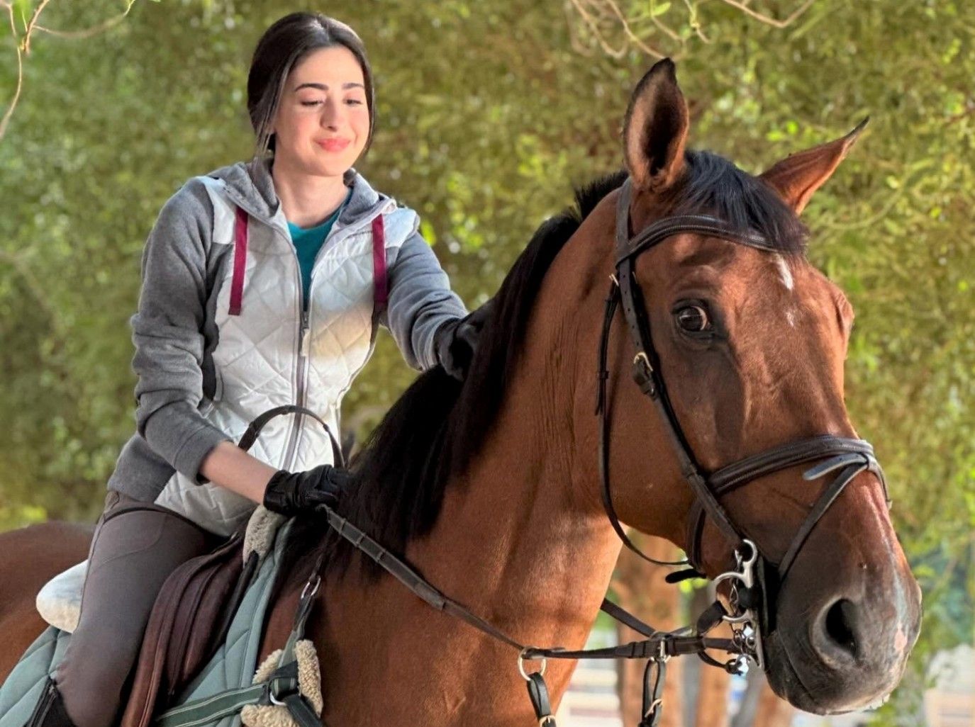 شاهدوا كيف علّقت ميرال مصطفى على صورٍ لها وهي على فرسها "صحاري" وما قصة ارتباطها به؟