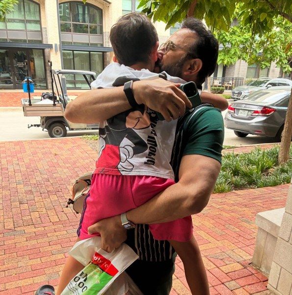 بالصور- قصيّ خولي يحتضن “الحبّ الّذي لا ينتهي”… لحظة مميّزة تسرق القلوب