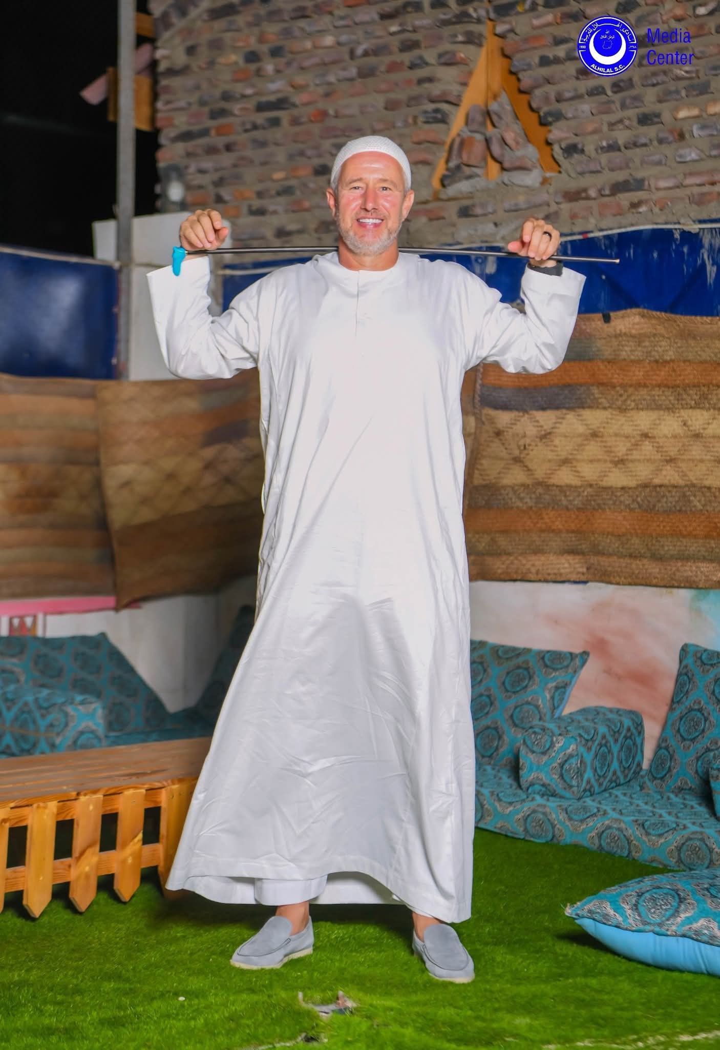 شاهد بالصور.. روماني الهلال يفاجئ جماهير فريقه بعد توقيع العقد ويظهر بالزي القومي السوداني