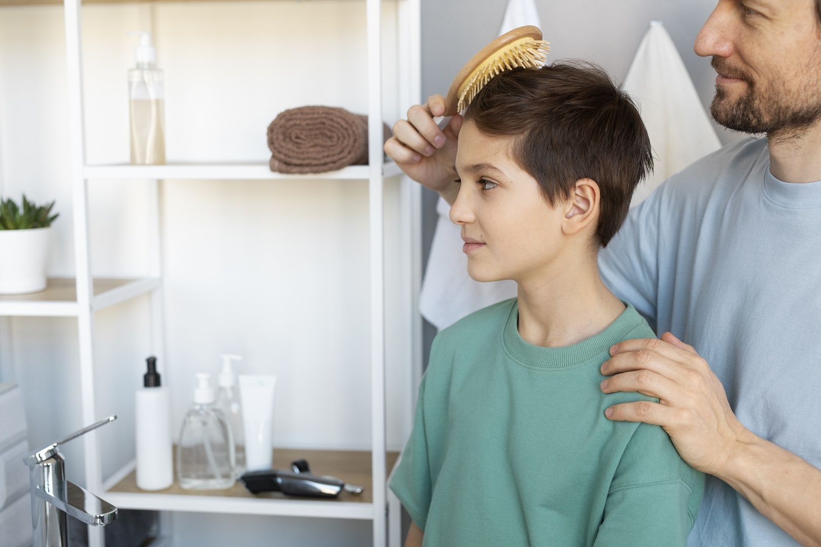 بسرعة مذهلة.. 8 علاجات وطرق مجربة لتحفيز نمو شعر طفلك