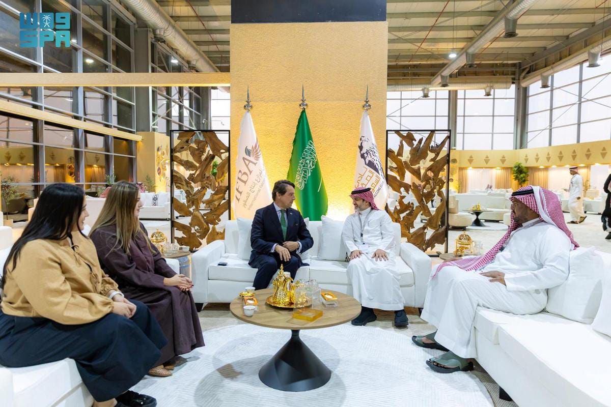 السفير البرتغالي يزور المزاد الدولي لمزارع إنتاج الصقور .. صور