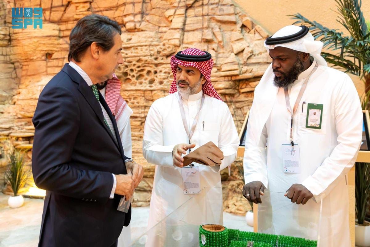 السفير البرتغالي يزور المزاد الدولي لمزارع إنتاج الصقور .. صور