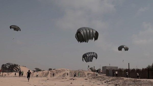 الإمارات تنفذ الإنزال الجوي الـ69 للمساعدات وتُدخل نحو 500 طن من الغذاء إلى غزة