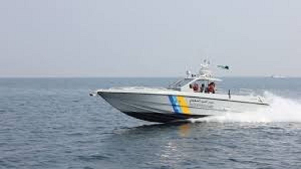 إنقاذ طفلة من الغرق في أثناء ممارسة السباحة بينبع