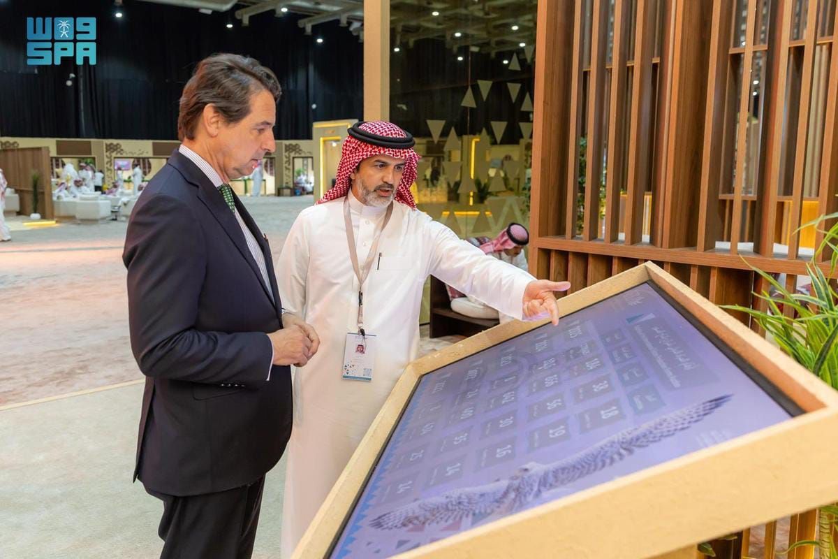 السفير البرتغالي يزور المزاد الدولي لمزارع إنتاج الصقور .. صور