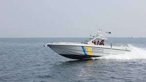 إنقاذ طفلة من الغرق في أثناء ممارسة السباحة بينبع