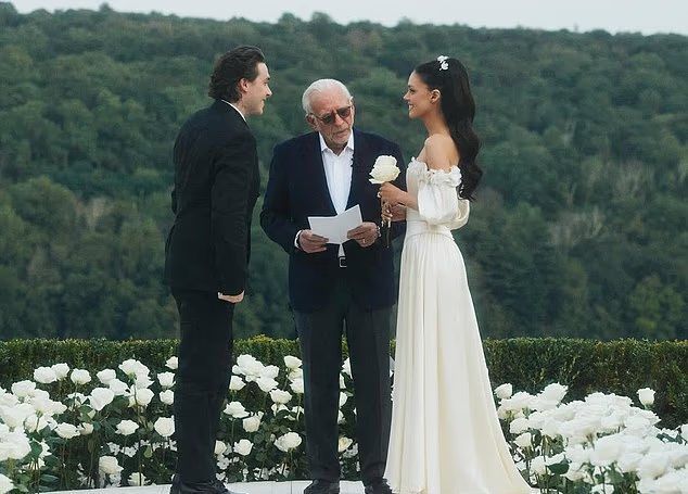 نيكولا بيلتز تعيد تصميم فستان والدتها وتتجاهل فيكتوريا بيكهام في حفل زفافها الثّاني… التوتر يتصاعد