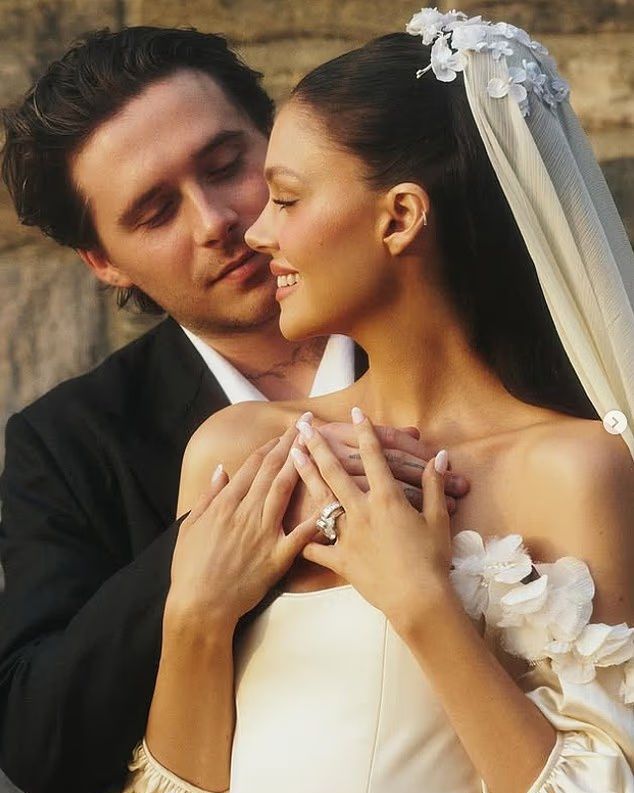 نيكولا بيلتز تعيد تصميم فستان والدتها وتتجاهل فيكتوريا بيكهام في حفل زفافها الثّاني… التوتر يتصاعد