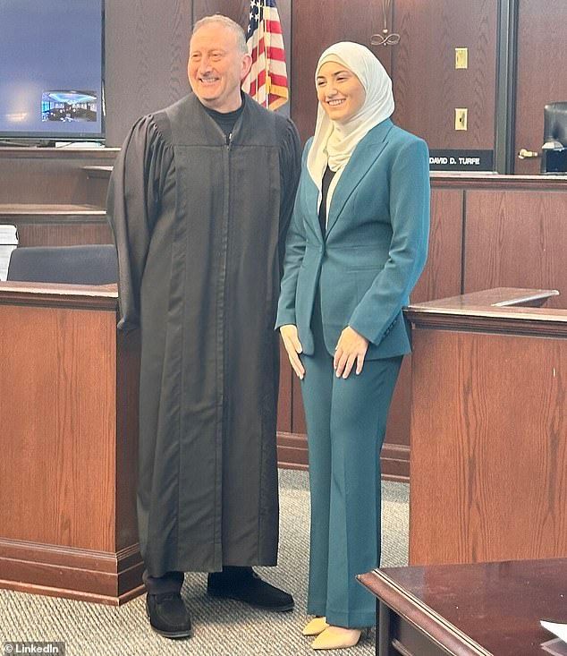 بالصور.. فوز أول امرأة محجبة بجائزة "ملكة جمال"في ولاية ميشيغان الأمريكية