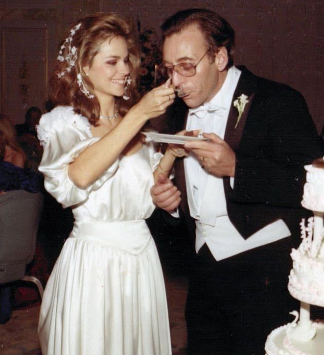 نيكولا بيلتز تعيد تصميم فستان والدتها وتتجاهل فيكتوريا بيكهام في حفل زفافها الثّاني… التوتر يتصاعد