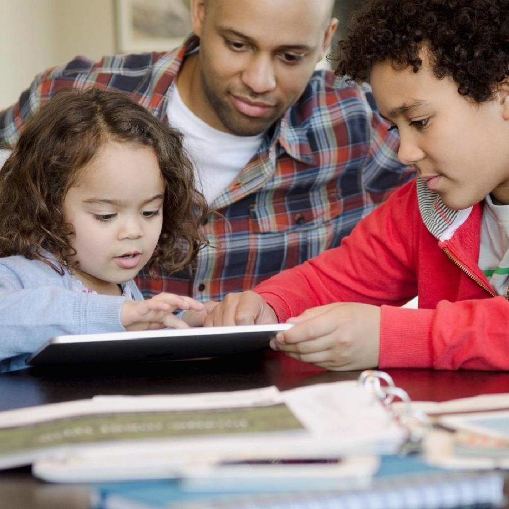 هل يشاركنا أصدقاء الابن والسوشيال ميديا تربية أطفالنا؟ 6 خطوات للتوازن