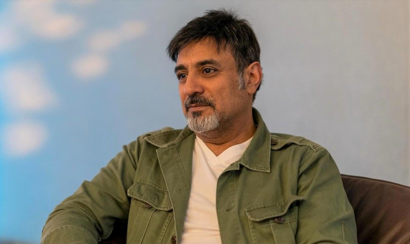 خالد أمين يشارك متابعيه صورة جمعته مع صاحب القصة الحقيقية لمسلسله مأمور الثلاجة وهكذا يعلق